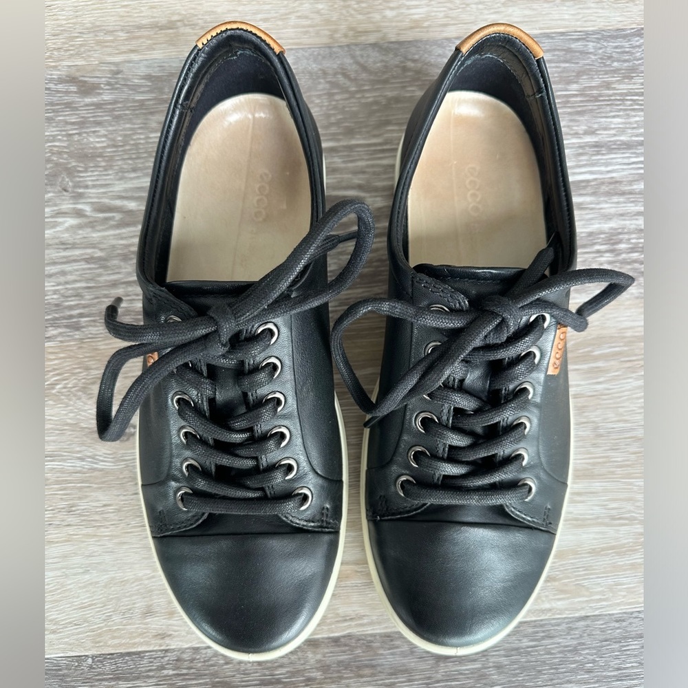 Black Ecco leather sneakers